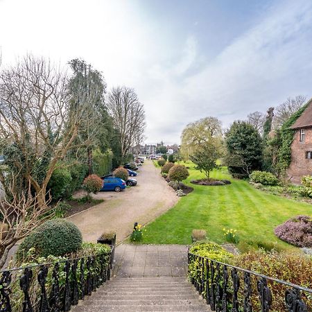 Riverside 1 Bed Basement Flat Near Hampton Court Palace East Molesey Eksteriør bilde