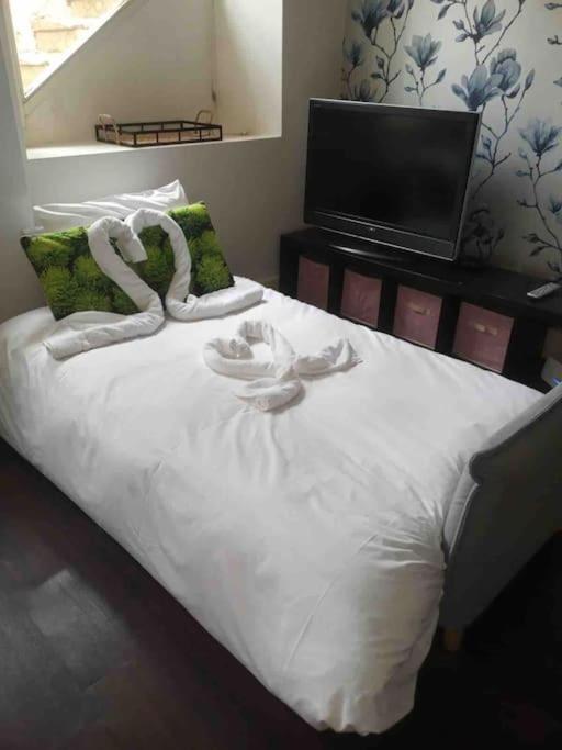Riverside 1 Bed Basement Flat Near Hampton Court Palace East Molesey Eksteriør bilde