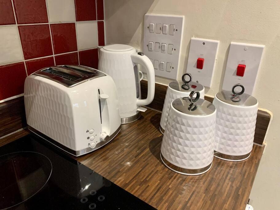 Riverside 1 Bed Basement Flat Near Hampton Court Palace East Molesey Eksteriør bilde