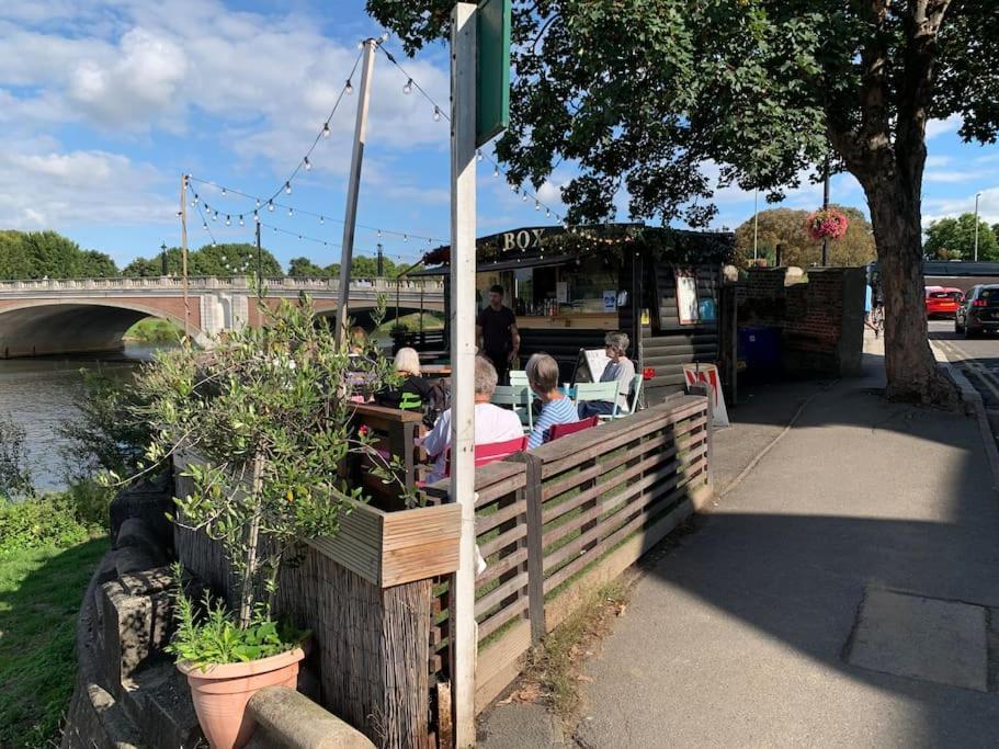Riverside 1 Bed Basement Flat Near Hampton Court Palace East Molesey Eksteriør bilde