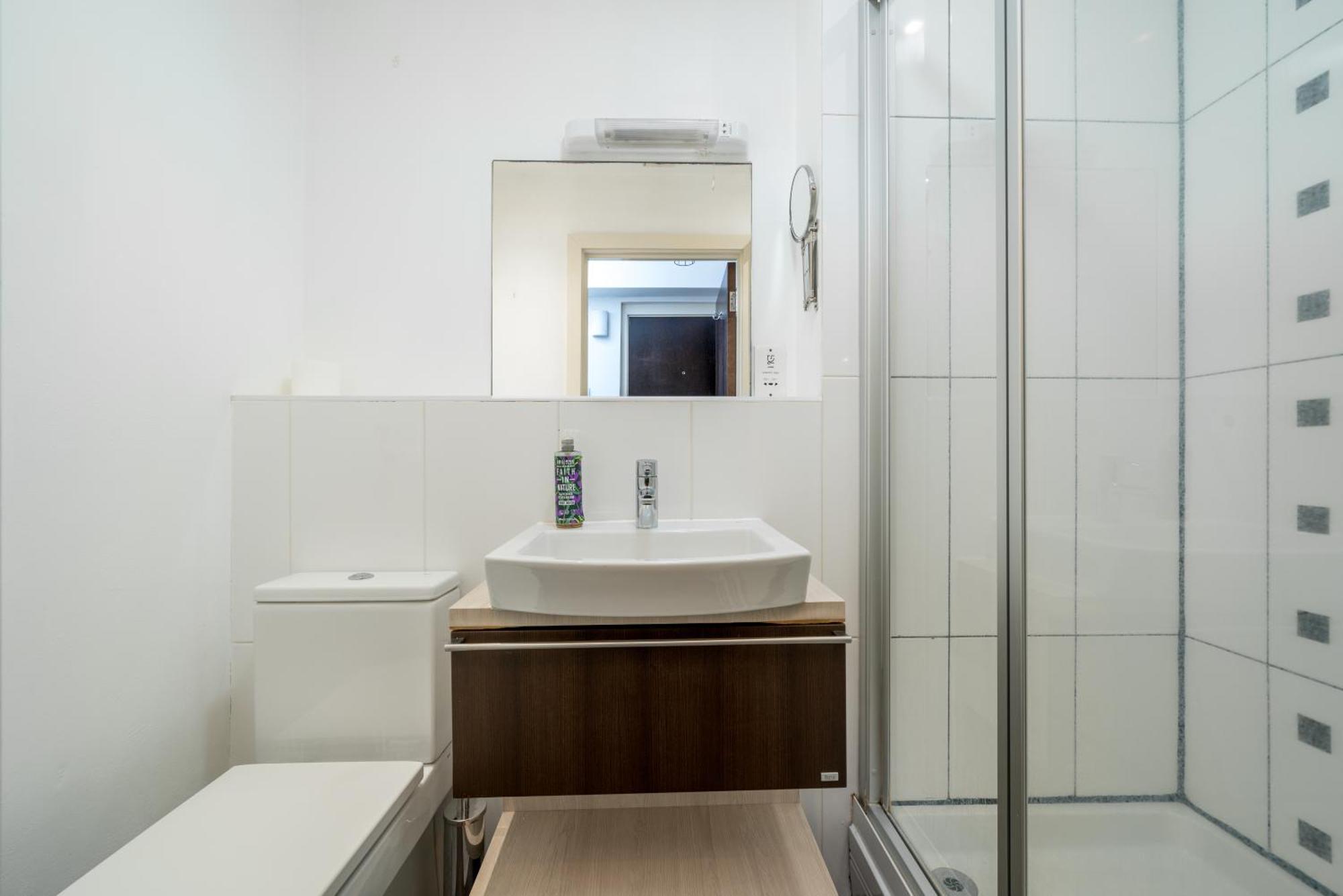 Riverside 1 Bed Basement Flat Near Hampton Court Palace East Molesey Eksteriør bilde