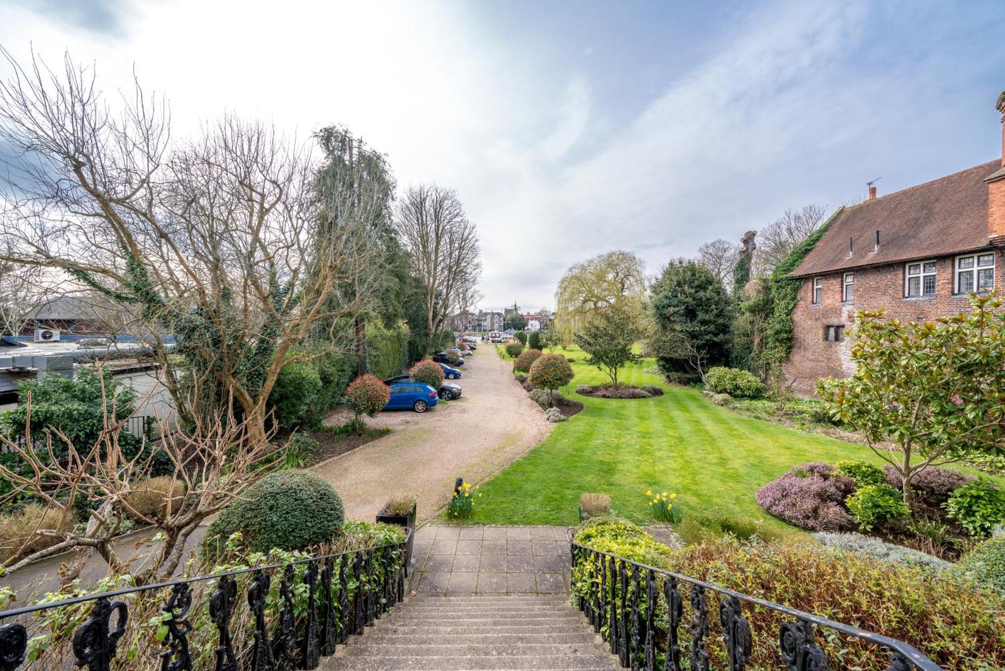 Riverside 1 Bed Basement Flat Near Hampton Court Palace East Molesey Eksteriør bilde